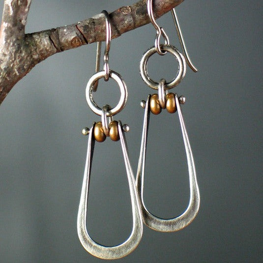 Rustykalne kolczyki w kształcie kropli z subtelnymi akcentami z pereł