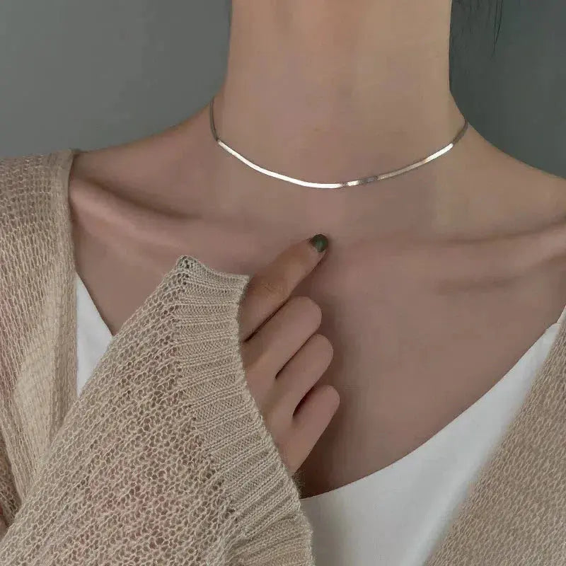 Prosty naszyjnik choker z łańcuszka żmijka dla eleganckich stylizacji