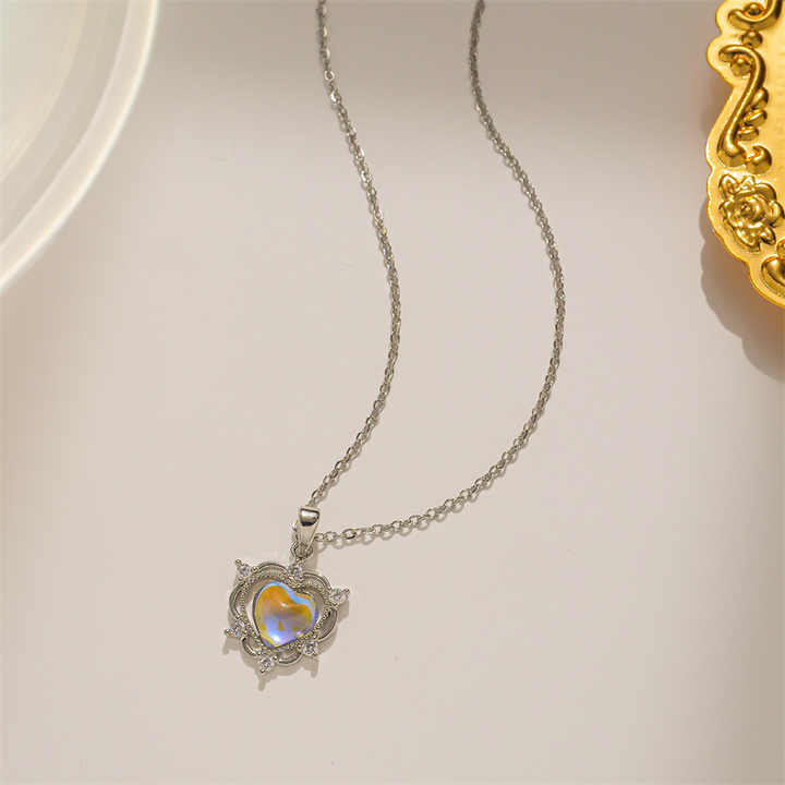 Naszyjnik serce tęczowy kamień księżycowy ze zdobieniami z cyrkonii
