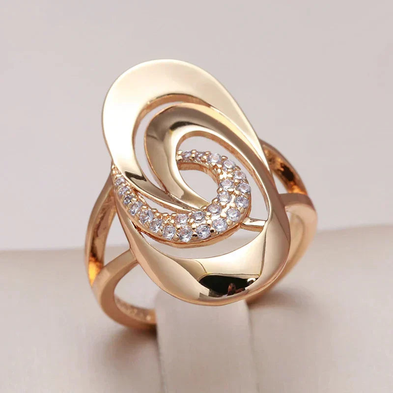 Elegancki spiralny pierścionek z cyrkonią