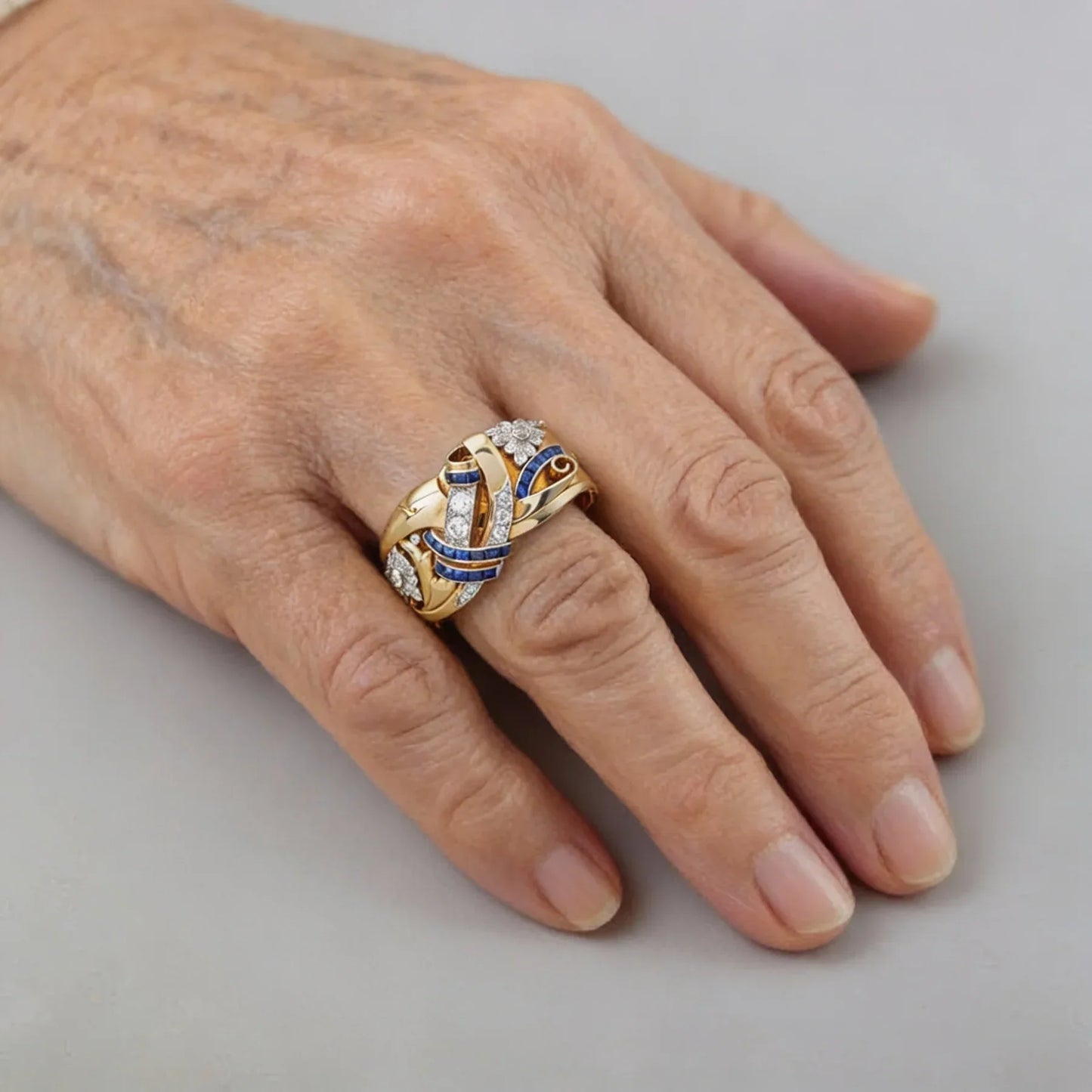Elegancki złoty pierścionek z szafirem i diamentami w stylu vintage