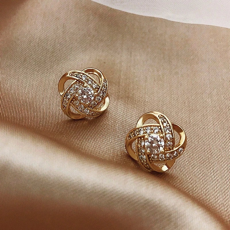 Eleganckie kolczyki sztyfty z węzłem z cyrkonią na glamour wyjścia