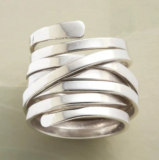 Geometryczny metalowy pierścionek – styl minimalistyczny