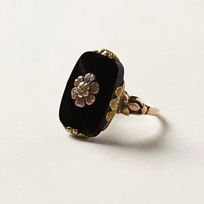Pierścionek Vintage z Czarnym Kamieniem i Floralnymi Detalami w Złocie