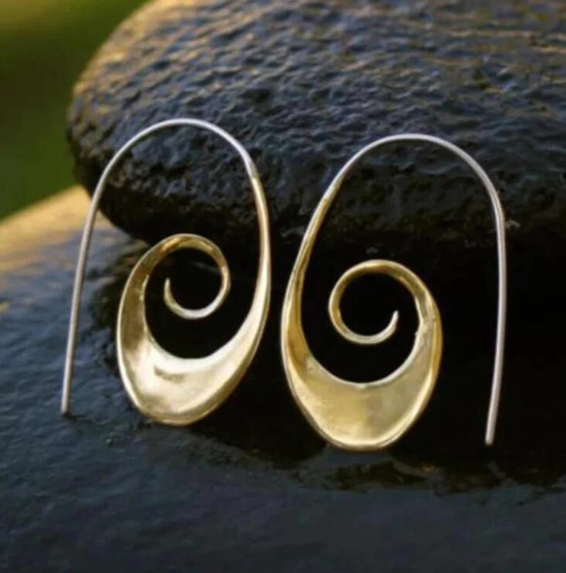 Eleganckie spiralne kolczyki wiszące na naturalny look