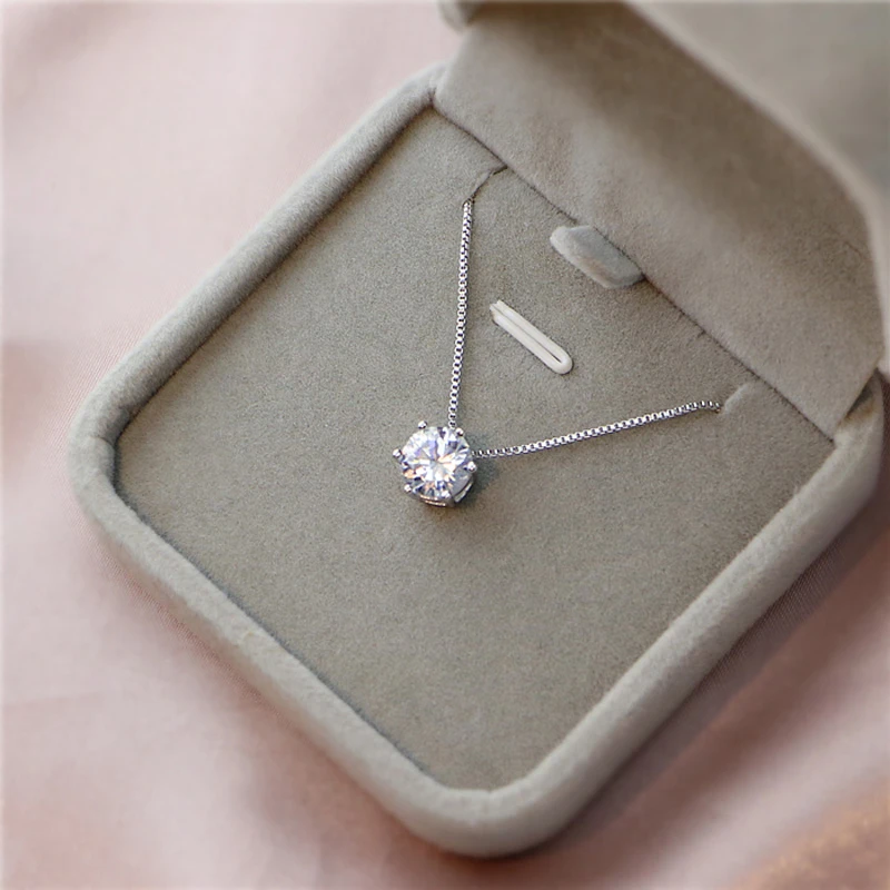 Elegancka zawieszka solitaire z cyrkonii z filigranowym łańcuszkiem