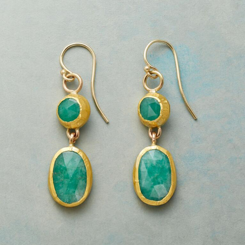 Szlachetne kolczyki wiszące z fasetowanymi turkusowymi kamieniami szlachetnymi w złotej oprawie