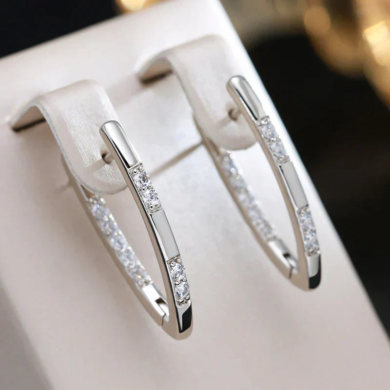 Mieniące się owalne kolczyki koła z cyrkonią i eleganckim designem
