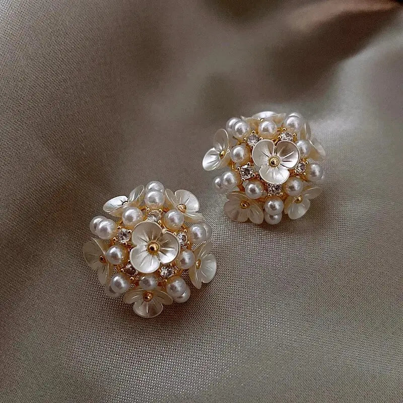 Eleganckie kolczyki sztyfty z kwiatem z pereł z akcentami z dżetów
