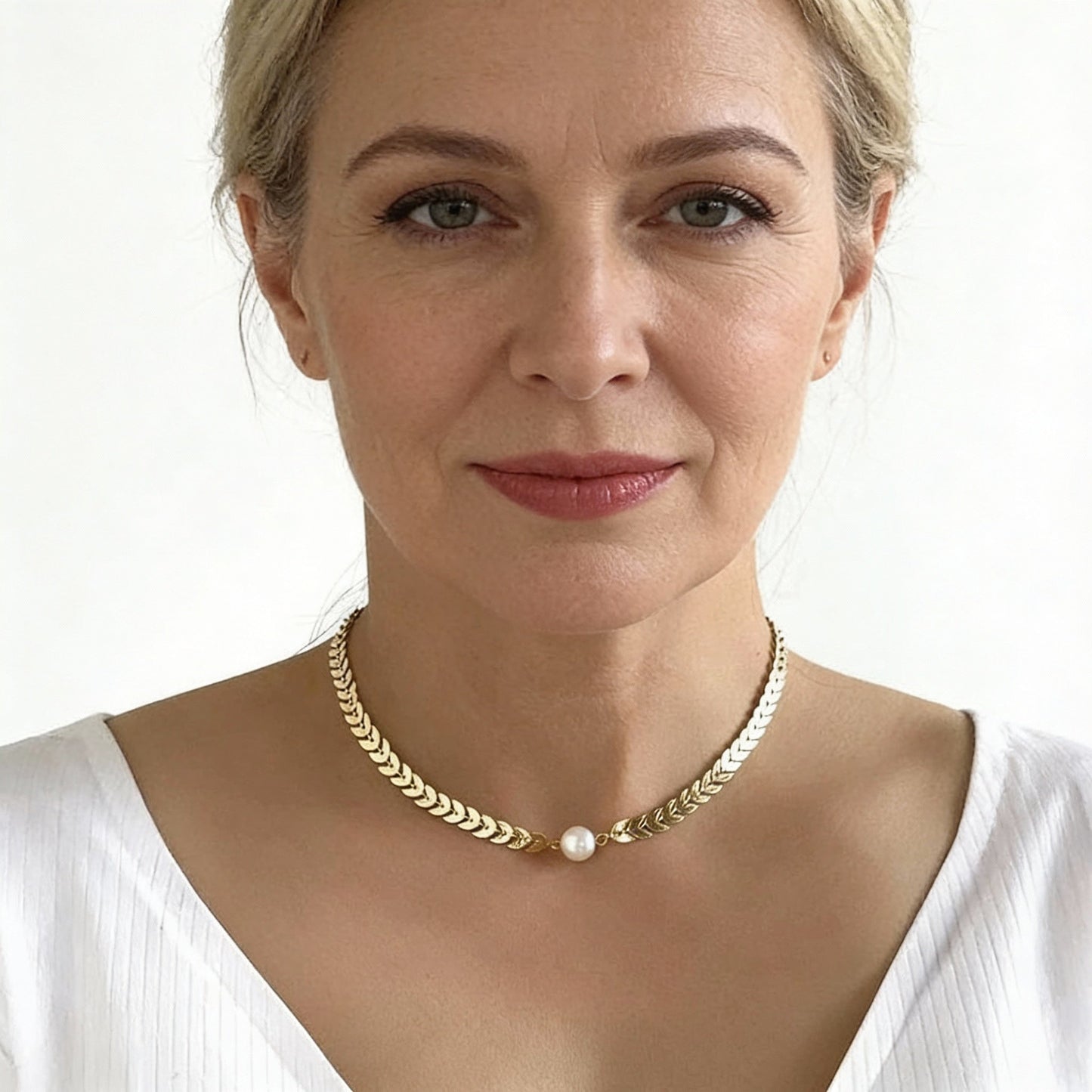 Elegancki naszyjnik choker z pereł z filigranowym wzorem jodełkowym