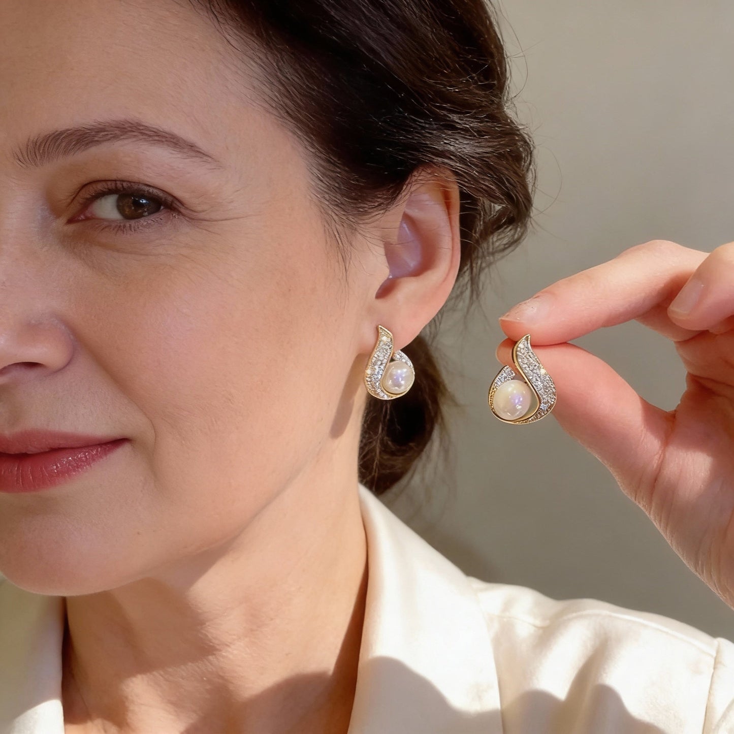 Eleganckie kolczyki z cyrkonią z lśniącymi perłami w kształcie kropli