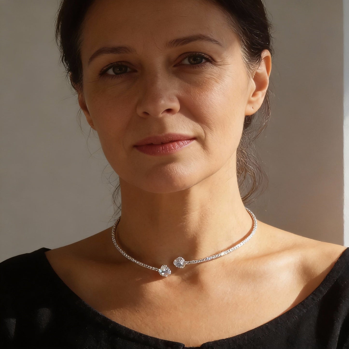 Błyszczący otwarty naszyjnik choker z kryształem cyrkonii