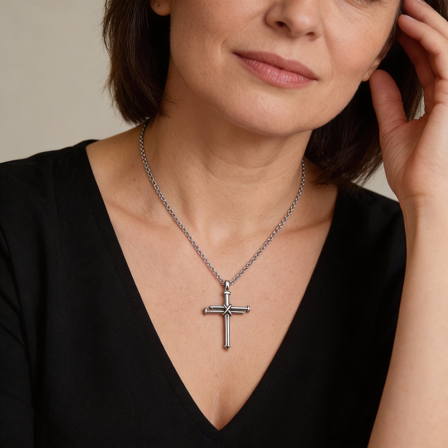Naszyjnik krzyż z gwoździ dla kobiet i mężczyzn w designie krzyża