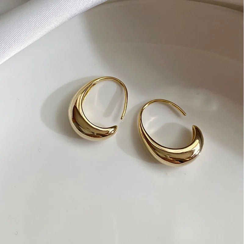 Eleganckie kolczyki krople wody na minimalistyczne i nowoczesne looki