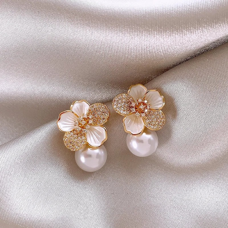 Eleganckie kolczyki sztyfty z kwiatem z cyrkonią i zawieszką perłą