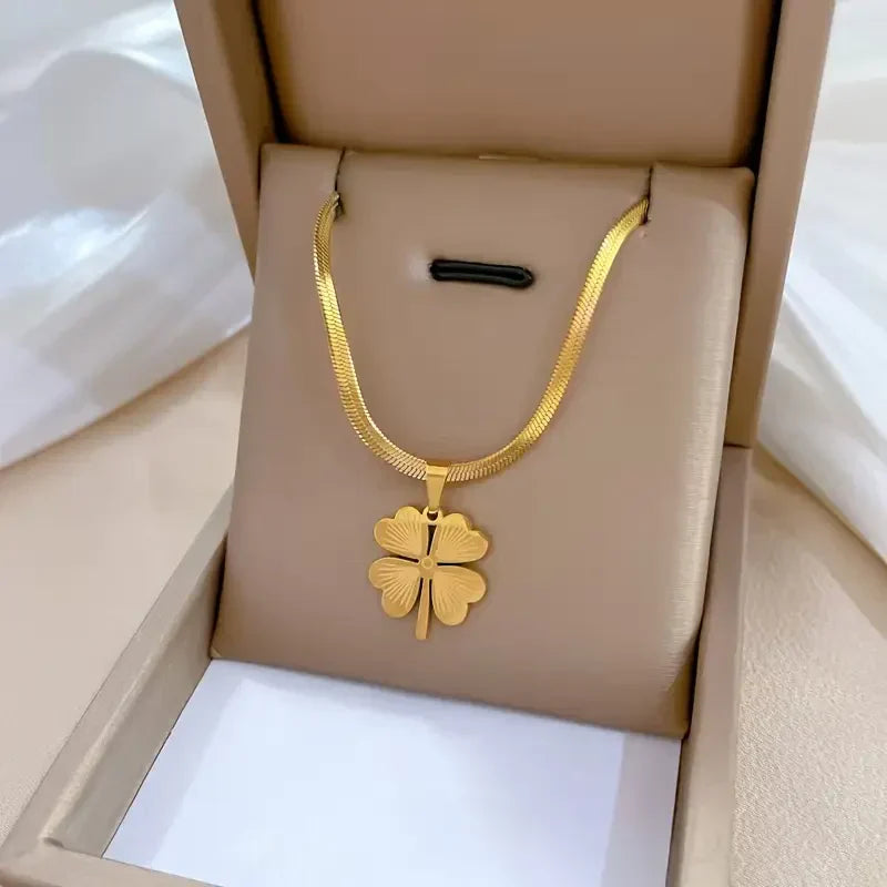 Elegancki naszyjnik z zawieszką czterolistna koniczyna na łańcuszku żmijka