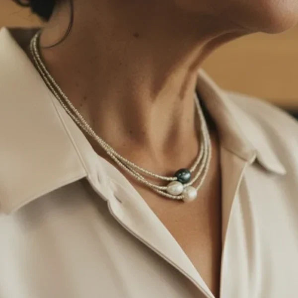 Elegancki naszyjnik z trzema naturalnymi perłami w delikatnych kolorach