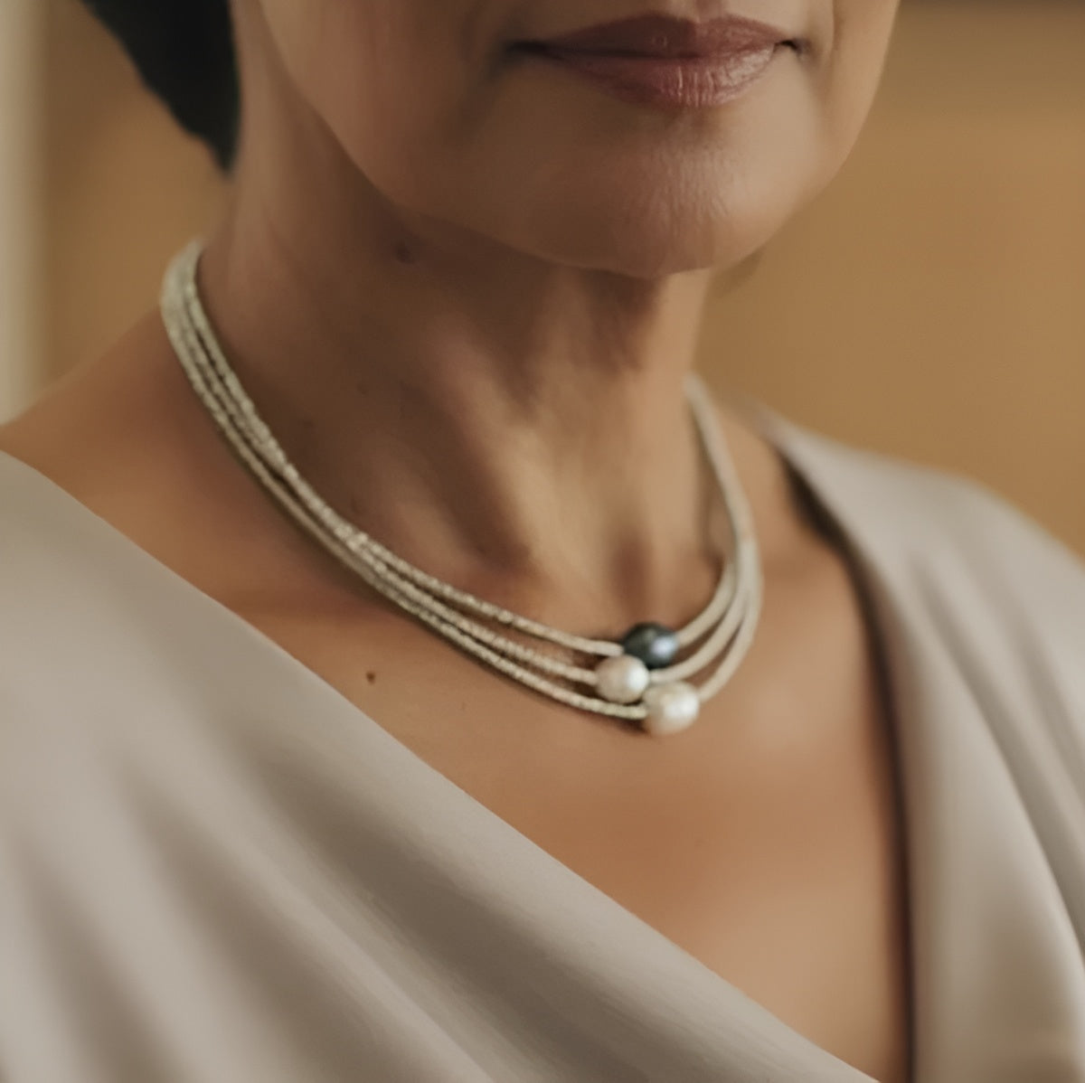 Elegancki naszyjnik z trzema naturalnymi perłami w delikatnych kolorach