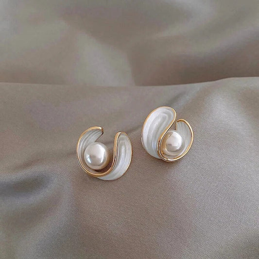 Eleganckie kolczyki ze stylowymi perłami i białą emalią