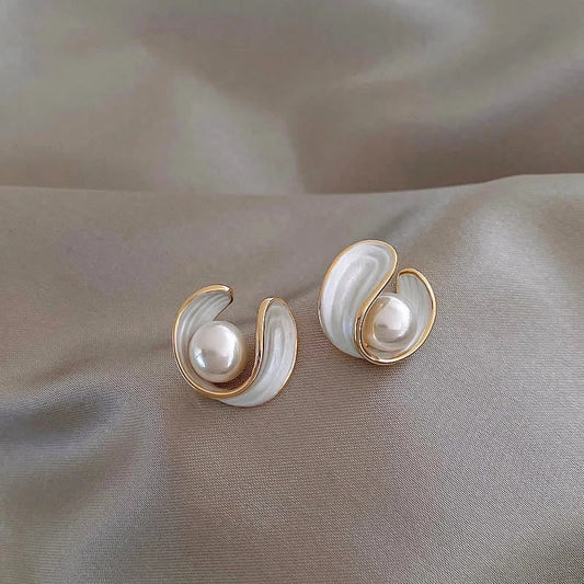 Eleganckie kolczyki sztyfty z optyką masy perłowej muszli ze zdobieniem z pereł