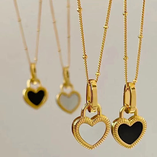 Naszyjnik serce czarno-biały z delikatnym łańcuszkiem ogniwkowym i detalami pereł