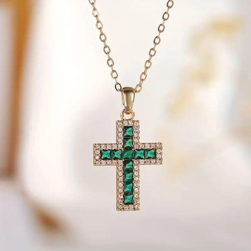 Filigranowy naszyjnik krzyż z zielonymi kamieniami cyrkonii i cyrkoniowym zdobieniem