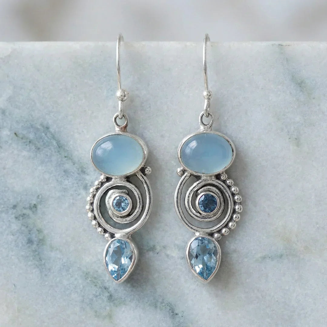 Błękitne kolczyki z chalcedonem i topazem w spiralnym designie