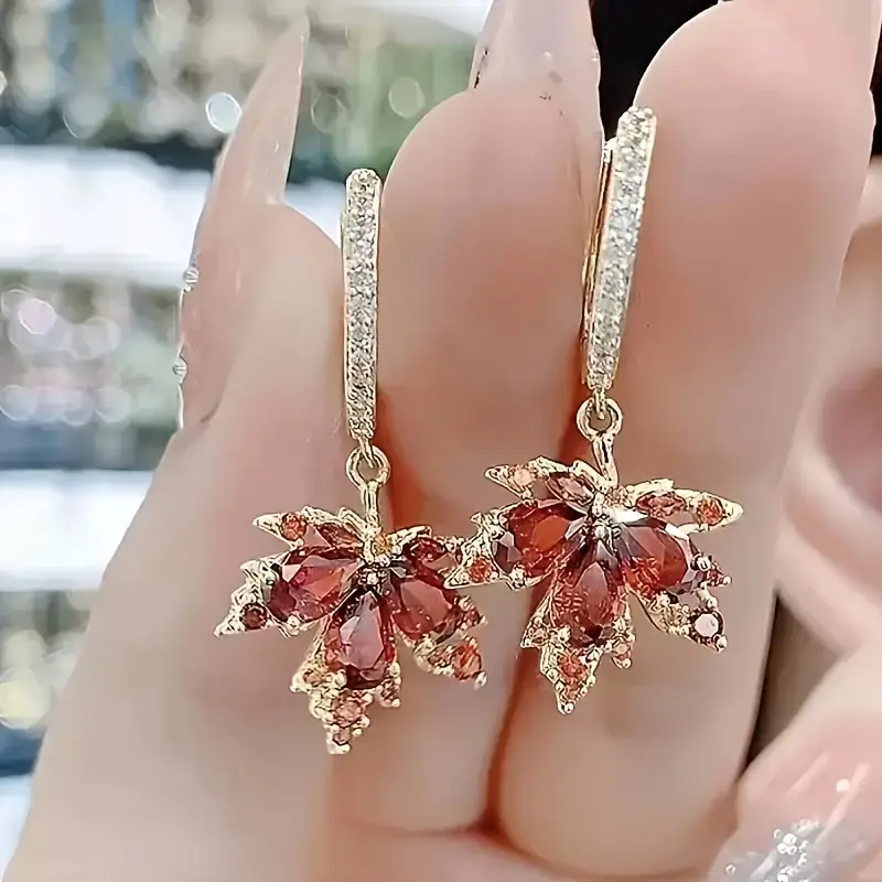 Eleganckie kolczyki z liściem klonu z mieniącymi się czerwonymi kamieniami z cyrkonu