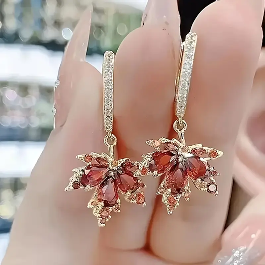 Eleganckie kolczyki z liściem klonu z mieniącymi się czerwonymi kamieniami z cyrkonu