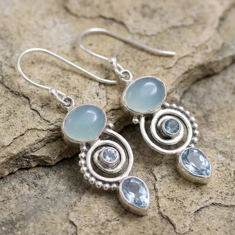 Błękitne kolczyki z chalcedonem i topazem w spiralnym designie