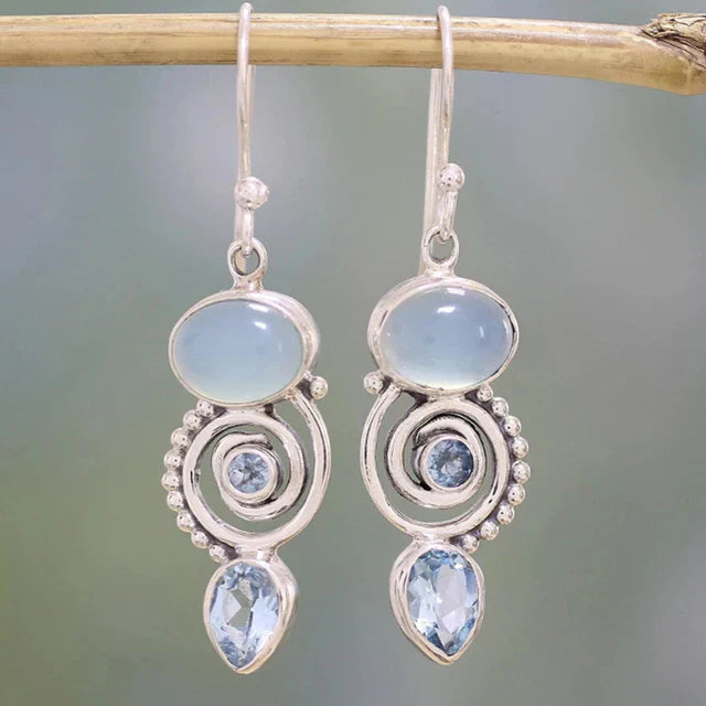 Błękitne kolczyki z chalcedonem i topazem w spiralnym designie