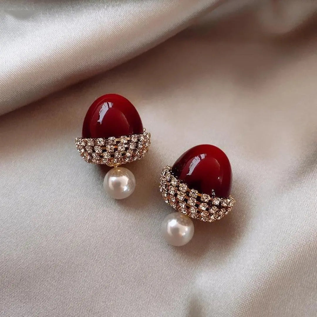 Eleganckie kolczyki sztyfty z czerwonym kaboszonem z dżetami i zawieszkami z pereł