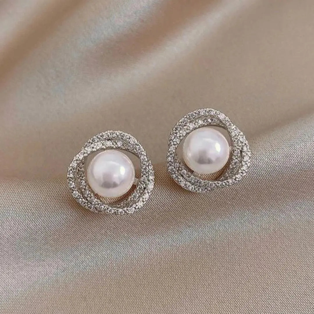 Eleganckie kolczyki z perłami z mieniącym się spiralnym designem z diamentami