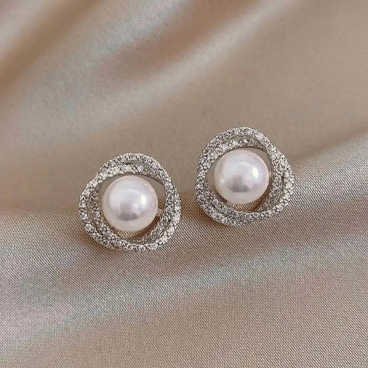 Eleganckie kolczyki z perłami z mieniącym się spiralnym designem z diamentami