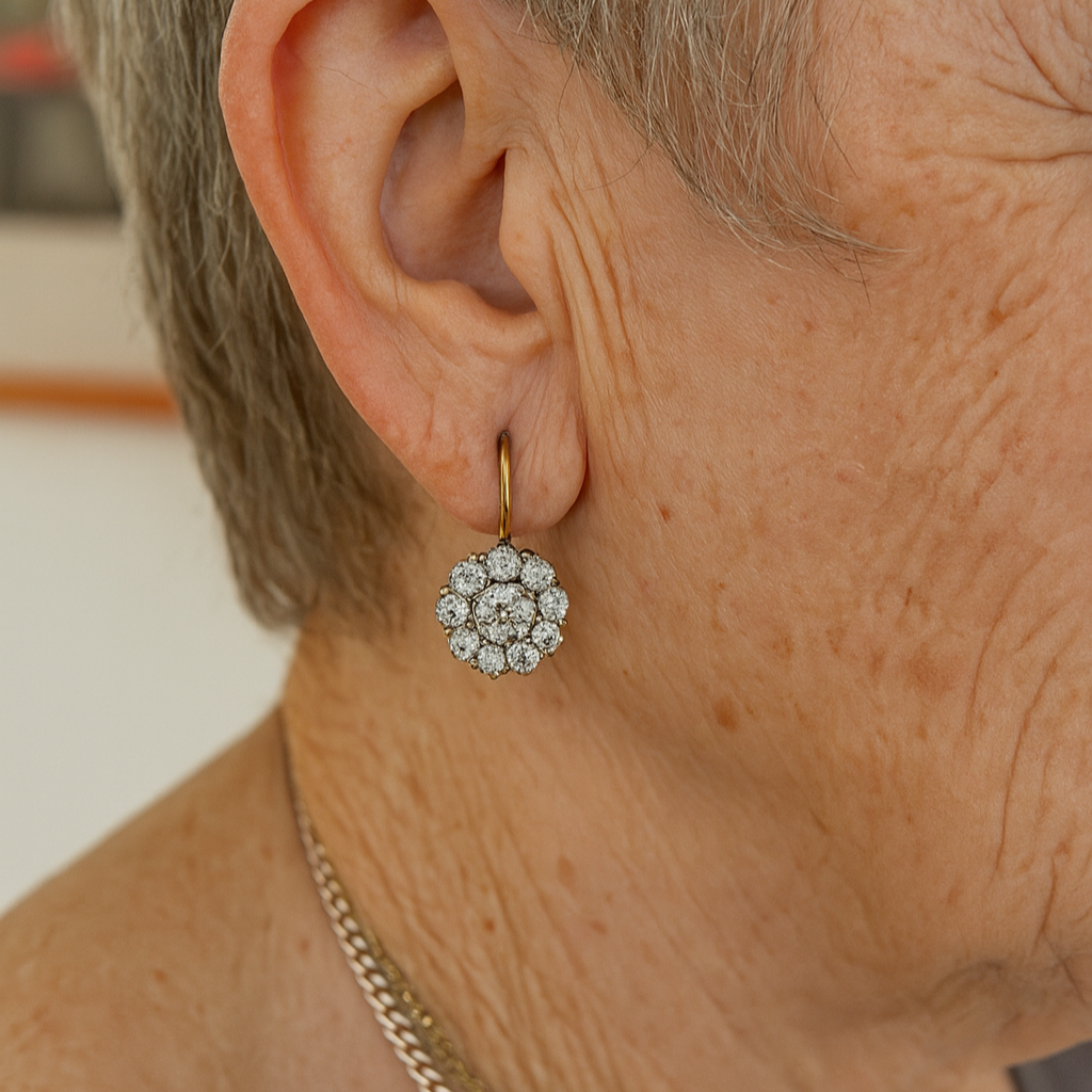 Kolczyki vintage z diamentowym kwiatowym klastrem w eleganckim designie na haczyku