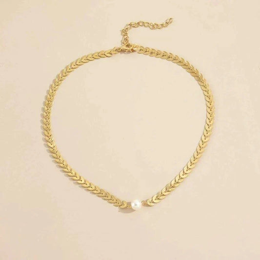 Elegancki naszyjnik choker z pereł z filigranowym wzorem jodełkowym