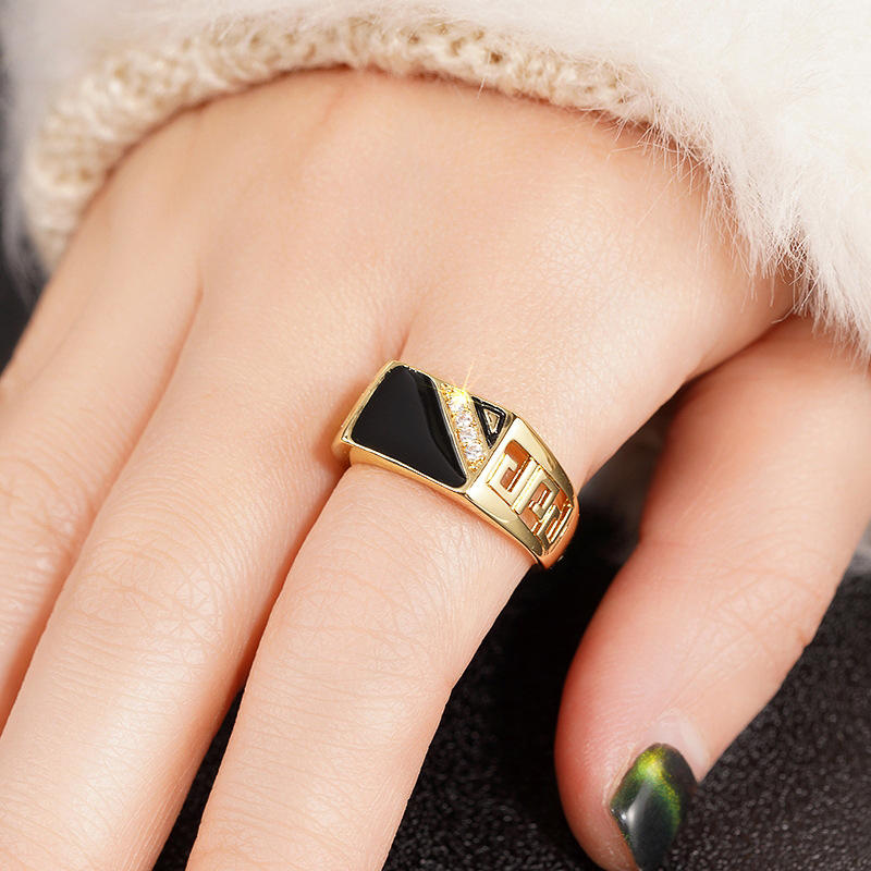 Pozłacany pierścionek ze stali szlachetnej z czarnym kamieniem