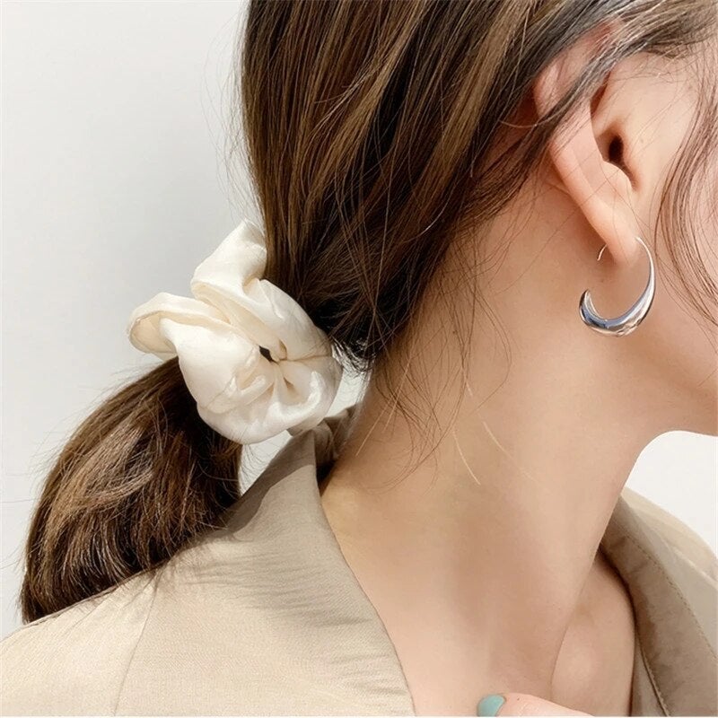 Lśniące kolczyki statement na elegancki, nowoczesny look