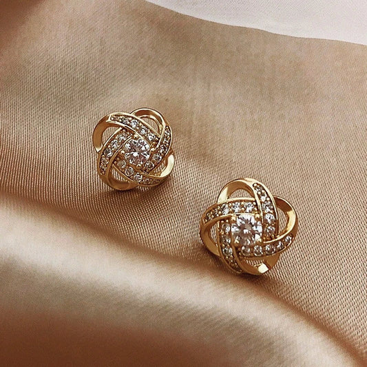 Eleganckie kolczyki sztyfty z węzłem z cyrkonią na glamour wyjścia