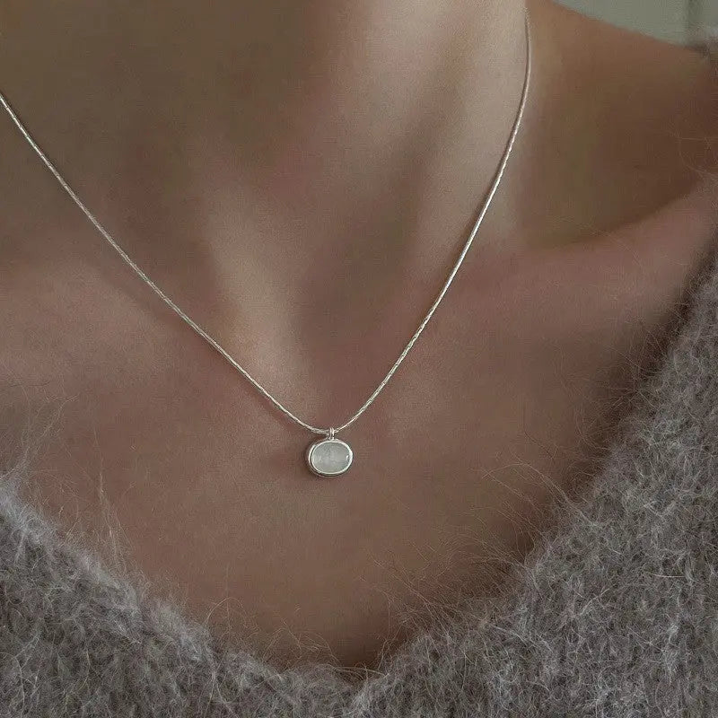 Ponadczasowy naszyjnik z mieniącą się zawieszką z kamienia księżycowego dla elegancji