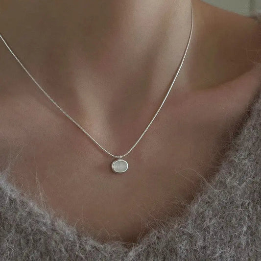 Ponadczasowy naszyjnik z mieniącą się zawieszką z kamienia księżycowego dla elegancji