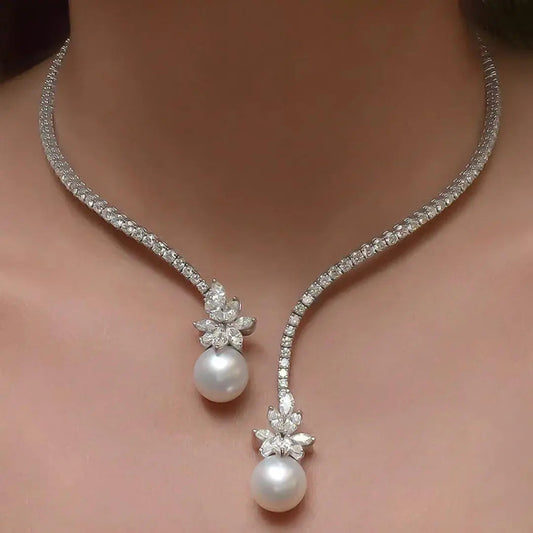 Elegancki naszyjnik z diamentami z mieniącymi się zawieszkami z pereł