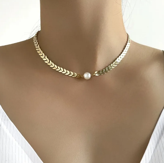 Elegancki choker z łańcuszka liście z akcentującą perłą
