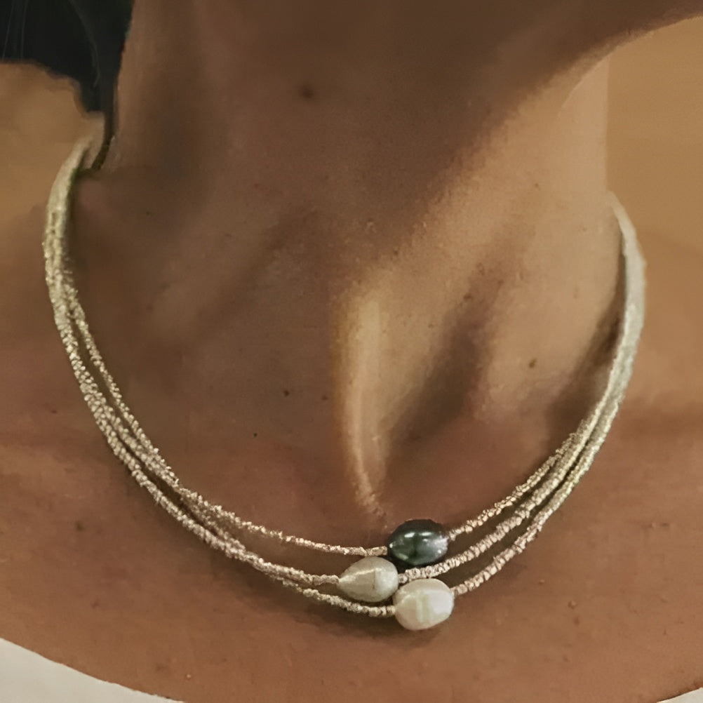 Elegancki naszyjnik z trzema naturalnymi perłami w delikatnych kolorach