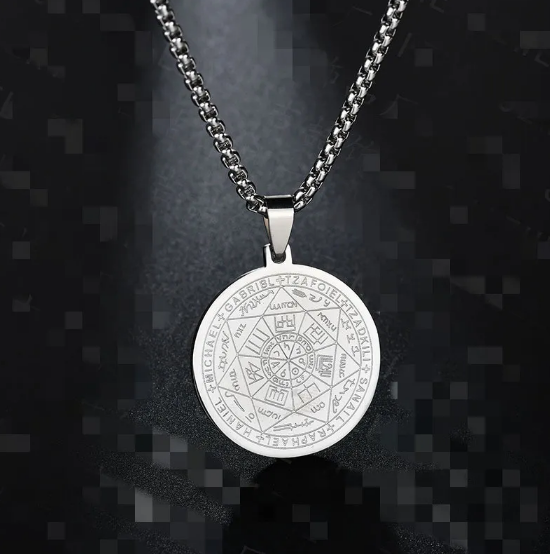 Elegancki męski naszyjnik z aniołami i amuletem-medalionem w trzech kolorach