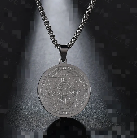 Elegancki męski naszyjnik z aniołami i amuletem-medalionem w trzech kolorach