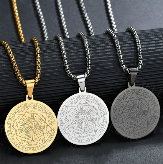 Elegancki męski naszyjnik z aniołami i amuletem-medalionem w trzech kolorach