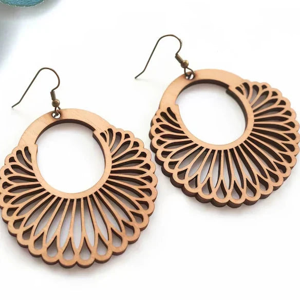 Filigranowe drewniane kolczyki mandala dla kobiet z haczykami w kolorze brązu