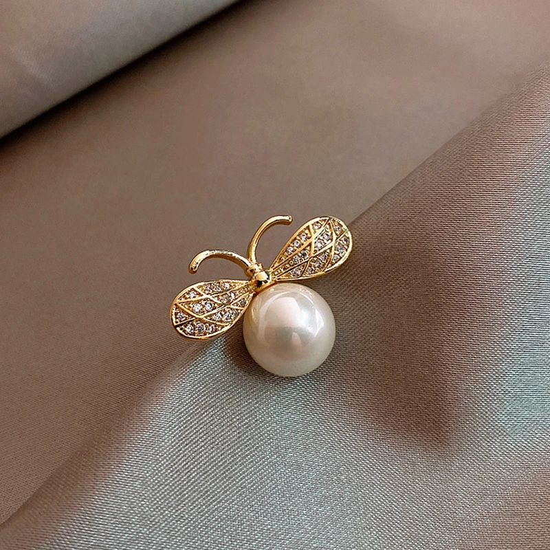 Eleganckie kolczyki z pszczołą z perłą z mieniącymi się skrzydłami z cyrkonii