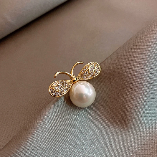 Eleganckie kolczyki z pszczołą z perłą z mieniącymi się skrzydłami z cyrkonii